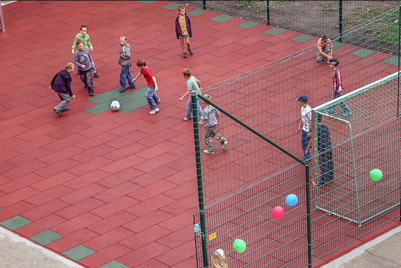 Auf einem Kleinspielfeld, dessen Boden aus Ballspielplatten, also Gummigranulatplatten von WARCO besteht, lässt sich bei jeder Witterung und zu jeder Jahreszeit aktiv und ohne Einschränkungen spielen. Das gilt für Fußball genauso wie für Basketball, Volleyball, Badminton oder Tennis. Der Boden bietet einen guten Ballabprall, ist rutschhemmend und wasserdurchlässig.