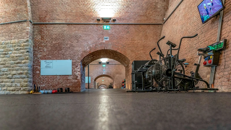A CrossZone fitness studio is located in the historic Stadtbahnbogen in Vienna, i.e. in the vaults that support the track of the city railway. All floor areas of the very spacious fitness facility are covered with WARCO fitness mats in a customised colour design.
