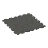 Baldosa deportiva HD 1,8 cm von WARCO im Farbdesign Granito oscuro mit den Abmessungen 1000 x 1000 x 18 mm. Produktfoto von Artikel 0216 in der Aufsicht von schräg vorne.