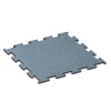Fitness Performance Elite pavimento deportivo von WARCO im Farbdesign Plata envejecida mit den Abmessungen 50 x 50 x 1 cm | 0,25 m². Produktfoto von Artikel 6164 in der Aufsicht von schräg vorne.