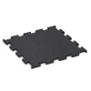 Fitness Performance Elite pavimento deportivo von WARCO im Farbdesign Rojo ligeramente moteado mit den Abmessungen 50 x 50 x 1,5 cm | 0,25 m². Produktfoto von Artikel 3769 in der Aufsicht von schräg vorne.