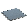 Fitness Performance Elite pavimento deportivo von WARCO im Farbdesign Plata envejecida mit den Abmessungen 50 x 50 x 2 cm | 0,25 m². Produktfoto von Artikel 6168 in der Aufsicht von schräg vorne.
