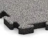 Detailaufnahme der Randausprägung von WARCO-Produkt 4557, Pavimento deportivo de caucho HD, Format 500 x 500 x 40 mm, Farbe Gris jaspeado.