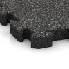 Detailaufnahme der Randausprägung von WARCO-Produkt 4145, Pavimento deportivo de caucho, Format 500 x 500 x 50 mm, Farbe Granito oscuro.