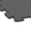 Detailaufnahme der Randausprägung von WARCO-Produkt 0161, Baldosa deportiva HD 1,8 cm, Format 500 x 500 x 18 mm, Farbe Gris pizarra.