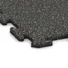 Detailaufnahme der Randausprägung von WARCO-Produkt 0216, Baldosa deportiva HD 1,8 cm, Format 1000 x 1000 x 18 mm, Farbe Granito oscuro.