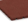 Detailaufnahme der Randausprägung von WARCO-Produkt 0533, Pavimento exterior, Format 50 × 50 × 2,5 cm, Farbe Rojo ladrillo.
