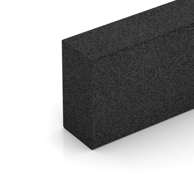 Detailaufnahme der Randausprägung von WARCO-Produkt 7028, Bloque de escalón de caucho granulado, Format 100 x 30 x 15 cm, Farbe Antracita.
