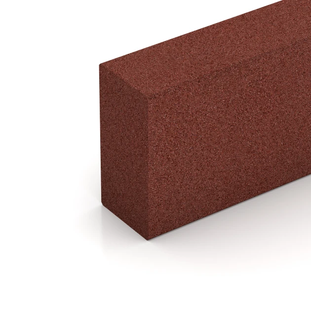 Detailaufnahme der Randausprägung von WARCO-Produkt 7029, Bloque de escalón de caucho granulado, Format 100 x 30 x 15 cm, Farbe Rojo ladrillo.