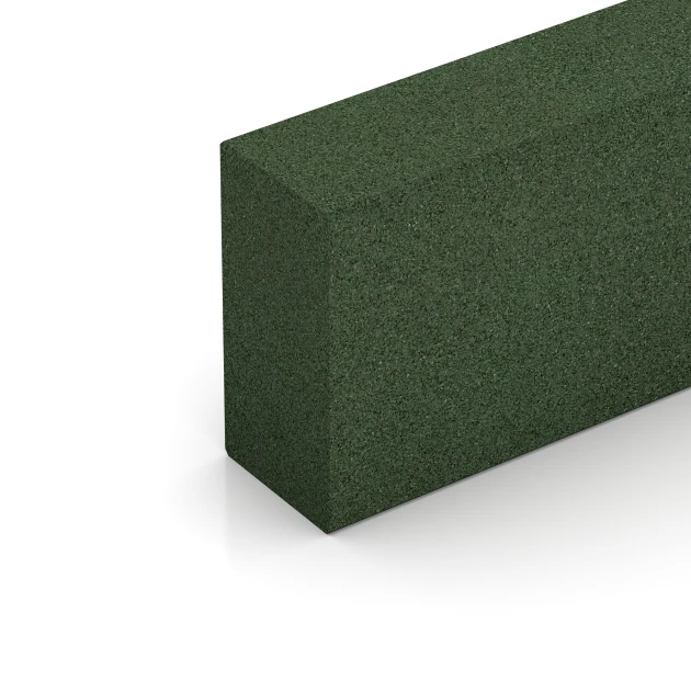 Detailaufnahme der Randausprägung von WARCO-Produkt 7030, Bloque de escalón de caucho granulado, Format 100 x 30 x 15 cm, Farbe Verde hierba.