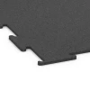 Detailaufnahme der Randausprägung von WARCO-Produkt 6455, Suelo de Fitness Compacto, Format 50 × 50 × 0,8 cm, Farbe Antracita.