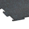 Detailaufnahme der Randausprägung von WARCO-Produkt 6457, Suelo de Fitness Compacto, Format 50 × 50 × 0,8 cm, Farbe Azul ligeramente moteado.
