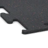 Detailaufnahme der Randausprägung von WARCO-Produkt 3757, Fitness Performance Elite Pavimento Deportivo, Format 100 x 100 x 1,5 cm | 1,00 m², Farbe Rojo ligeramente moteado.