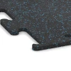 Detailaufnahme der Randausprägung von WARCO-Produkt 3770, Pavimento Fitness Performance Elite, Format 50 x 50 x 1,5 cm | 0,25 m², Farbe Azul ligeramente moteado.