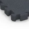 Detailaufnahme der Randausprägung von WARCO-Produkt 6319, Loseta anticaída tipo puzzle, Format 50 x 50 x 6 cm | 0,25 m², Farbe Gris pizarra.