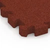 Detailaufnahme der Randausprägung von WARCO-Produkt 6306, Loseta anticaída tipo puzzle, Format 50 x 50 x 5 cm | 0,25 m², Farbe Rojo ladrillo.