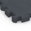 Detailaufnahme der Randausprägung von WARCO-Produkt 6317, Loseta anticaída tipo puzzle, Format 50 x 50 x 5 cm | 0,25 m², Farbe Gris pizarra.