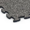 Detailaufnahme der Randausprägung von WARCO-Produkt 6913, Baldosa ferial encajable, Format 44,6 x 44,6 x 1,8 cm, Farbe Granito gris oscuro.