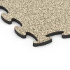Detailaufnahme der Randausprägung von WARCO-Produkt 6892, Suelo Fitness Max, Format 98 x 98 x 2,8 cm, Farbe Travertino.