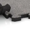 Großaufnahme vom Verbindungssystem von WARCO-Boden 4557 - Pavimento deportivo de caucho HD im Farbdesign Gris jaspeado. Abmessungen 500 x 500 x 40 mm.