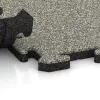 Großaufnahme vom Verbindungssystem von WARCO-Boden 4105 - Pavimento deportivo de caucho HD im Farbdesign Granito claro. Abmessungen 500 x 500 x 30 mm.