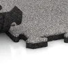 Großaufnahme vom Verbindungssystem von WARCO-Boden 4569 - Playground flooring im Farbdesign Gris jaspeado. Abmessungen 1000 x 1000 x 30 mm.