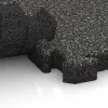 Großaufnahme vom Verbindungssystem von WARCO-Boden 4145 - Pavimento deportivo de caucho im Farbdesign Granito oscuro. Abmessungen 500 x 500 x 50 mm.