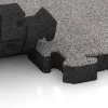 Großaufnahme vom Verbindungssystem von WARCO-Boden 4560 - Esterilla Protectora Fitness im Farbdesign Gris jaspeado. Abmessungen 500 x 500 x 50 mm.
