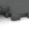 Großaufnahme vom Verbindungssystem von WARCO-Boden 5149 - Loseta de borde im Farbdesign Gris pizarra. Abmessungen 1000 x 485 x 40 mm.