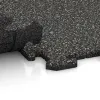 Großaufnahme vom Verbindungssystem von WARCO-Boden 0216 - Baldosa deportiva HD 1,8 cm im Farbdesign Granito oscuro. Abmessungen 1000 x 1000 x 18 mm.