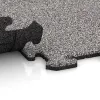 Großaufnahme vom Verbindungssystem von WARCO-Boden 4605 - Baldosa deportiva HD 1,8 cm im Farbdesign Gris jaspeado. Abmessungen 1000 x 1000 x 18 mm.