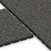 Großaufnahme vom Verbindungssystem von WARCO-Boden 5490 - Loseta de caucho para parques infantiles 3 cm - EN 1177 ≤ 100 cm im Farbdesign Granito oscuro. Abmessungen 500 x 500 x 30 mm.
