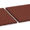 Großaufnahme vom Verbindungssystem von WARCO-Boden 0533 - Pavimento exterior im Farbdesign Rojo ladrillo. Abmessungen 50 × 50 × 2,5 cm.