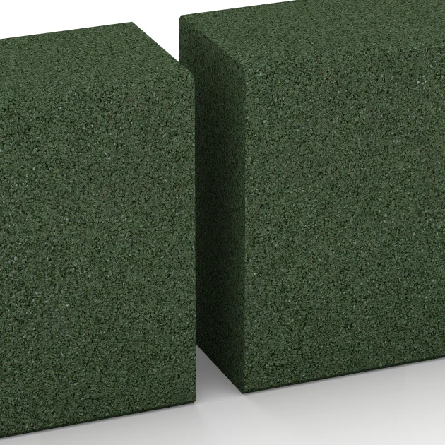 Großaufnahme vom Verbindungssystem von WARCO-Boden 7030 - Bloque de escalón de caucho granulado im Farbdesign Verde hierba. Abmessungen 100 x 30 x 15 cm.