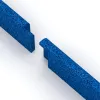 Großaufnahme vom Verbindungssystem von WARCO-Boden 4296 - Rodapié im Farbdesign Azul genciana. Abmessungen 750 x 80 x 20 mm.