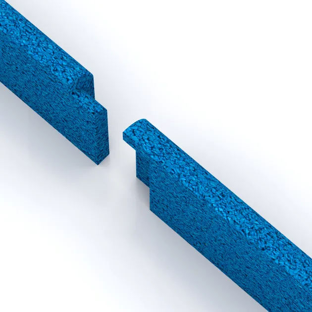 Großaufnahme vom Verbindungssystem von WARCO-Boden 4290 - Rodapié im Farbdesign Azul cielo. Abmessungen 750 x 80 x 20 mm.