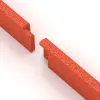 Großaufnahme vom Verbindungssystem von WARCO-Boden 4285 - Rodapié im Farbdesign Rojo claro anaranjado. Abmessungen 750 x 80 x 20 mm.