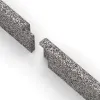 Großaufnahme vom Verbindungssystem von WARCO-Boden 4611 - Rodapié im Farbdesign Gris jaspeado. Abmessungen 750 x 80 x 20 mm.