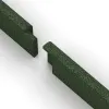 Großaufnahme vom Verbindungssystem von WARCO-Boden 2265 - Rodapié im Farbdesign Verde hierba. Abmessungen 750 x 80 x 20 mm.