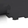 Großaufnahme vom Verbindungssystem von WARCO-Boden 1064 - Suelo de Fitness Compacto im Farbdesign Antracita mate. Abmessungen 970 x 970 x 8 mm.