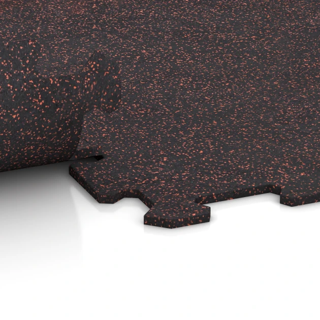 Großaufnahme vom Verbindungssystem von WARCO-Boden 1049 - Suelo de Fitness Compacto im Farbdesign Rojo ligeramente moteado. Abmessungen 970 x 970 x 8 mm | 0,94 m.