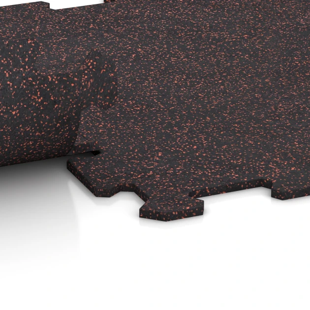 Großaufnahme vom Verbindungssystem von WARCO-Boden 0912 - Suelo de Fitness Compacto im Farbdesign Rojo ligeramente moteado. Abmessungen 485 x 485 x 8 mm | 0,235 m².