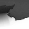 Großaufnahme vom Verbindungssystem von WARCO-Boden 6449 - Suelo de Fitness Compacto im Farbdesign Antracita. Abmessungen 100 × 100 × 0,8 cm.