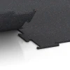 Großaufnahme vom Verbindungssystem von WARCO-Boden 6450 - Suelo de Fitness Compacto im Farbdesign Rojo ligeramente moteado. Abmessungen 100 × 100 × 0,8 cm.