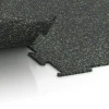 Großaufnahme vom Verbindungssystem von WARCO-Boden 6453 - Suelo de Fitness Compacto im Farbdesign Verde ligeramente moteado. Abmessungen 100 × 100 × 0,8 cm.