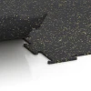 Großaufnahme vom Verbindungssystem von WARCO-Boden 6454 - Suelo de Fitness Compacto im Farbdesign Amarillo ligeramente moteado. Abmessungen 100 × 100 × 0,8 cm.