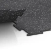 Großaufnahme vom Verbindungssystem von WARCO-Boden 6458 - Suelo de Fitness Compacto im Farbdesign Gris ligeramente moteado. Abmessungen 50 × 50 × 0,8 cm.
