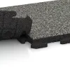 Großaufnahme vom Verbindungssystem von WARCO-Boden 1340 - Baldosa borde piscina Clásica im Farbdesign Granito clásico. Abmessungen 500 x 500 x 40 mm.