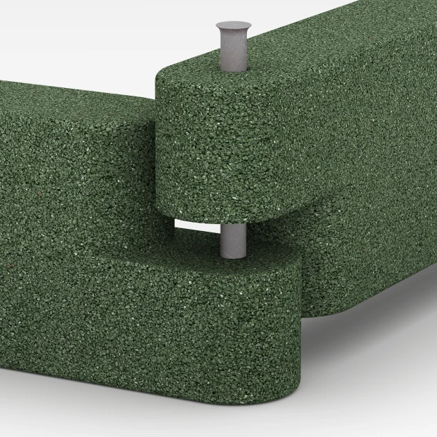 Großaufnahme vom Verbindungssystem von WARCO-Boden 6641 - Bordillo de caucho im Farbdesign Verde hierba. Abmessungen 100 x 15 x 30 cm.