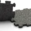 Großaufnahme vom Verbindungssystem von WARCO-Boden 3849 - Baldosa borde piscina sin juntas im Farbdesign Granito clásico. Abmessungen 306 x 306 x 20 mm.